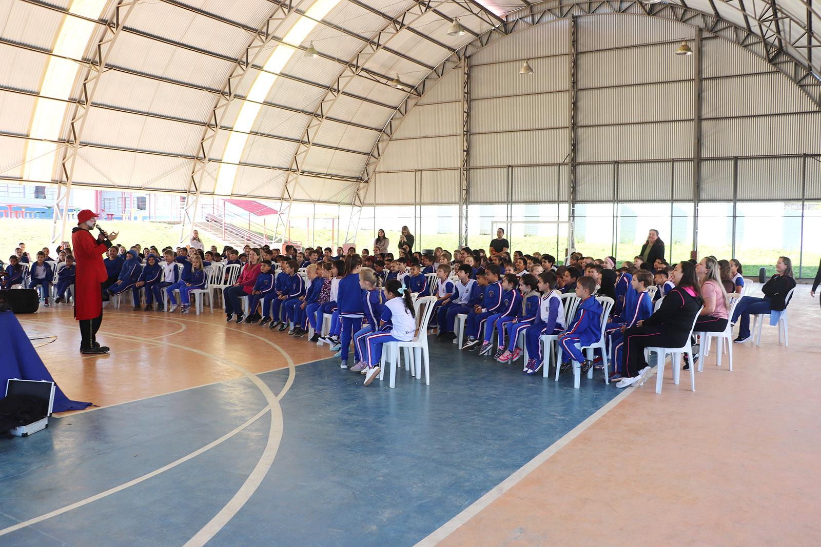 Teatro e mágica levam conscientização ambiental a alunos da rede municipal Teatro e mágica levam conscientização ambiental a alunos da rede municipal