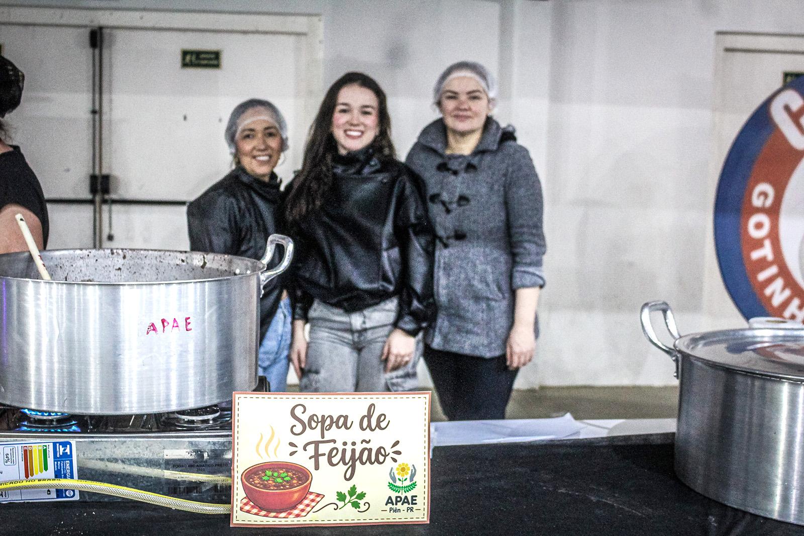 Sopa Solidária reúne comunidade e vende cerca de 800 cartões em Piên Sopa Solidária reúne comunidade e vende cerca de 800 cartões em Piên