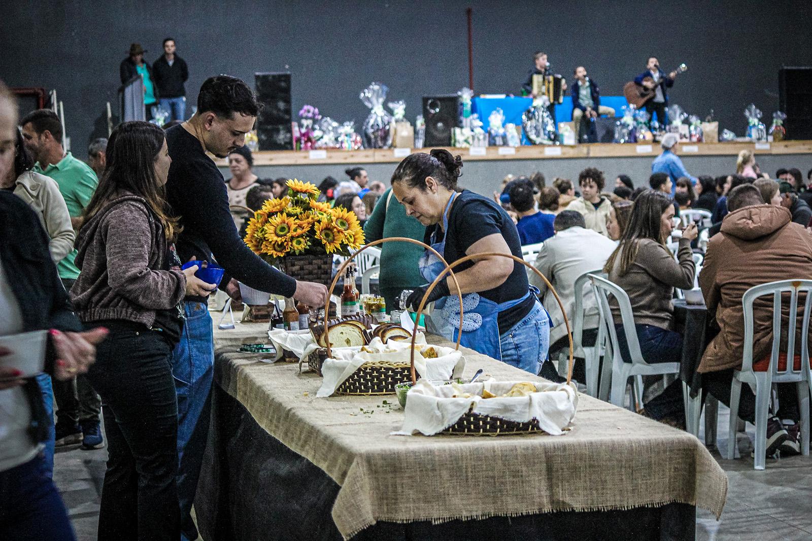 Sopa Solidária reúne comunidade e vende cerca de 800 cartões em Piên Sopa Solidária reúne comunidade e vende cerca de 800 cartões em Piên