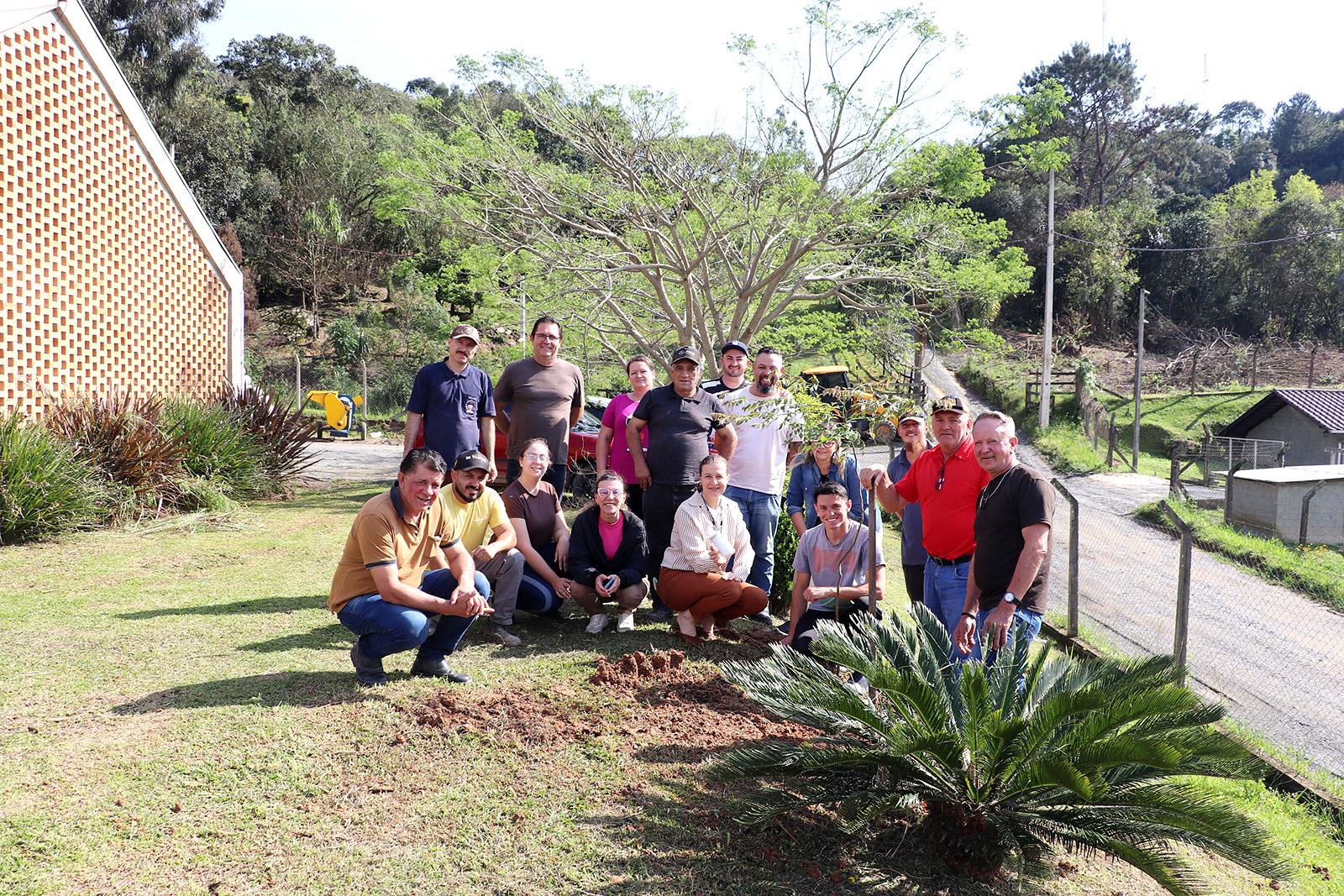 Meio Ambiente realiza plantio e enterra cápsula do tempo no Dia da Árvore Meio Ambiente realiza plantio e enterra cápsula do tempo no Dia da Árvore