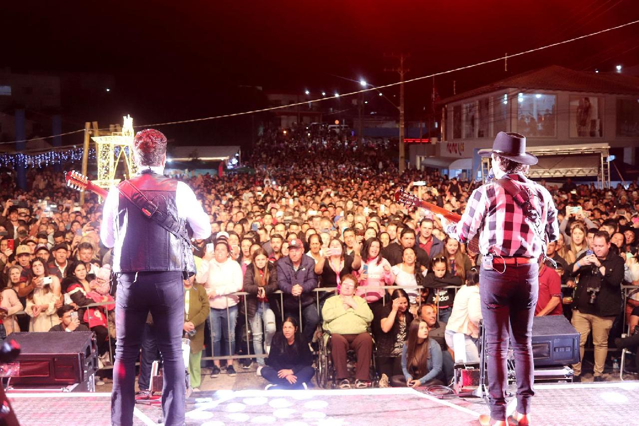 Abertura do Natal Luz reúne mais de 15 mil pessoas em Piên 