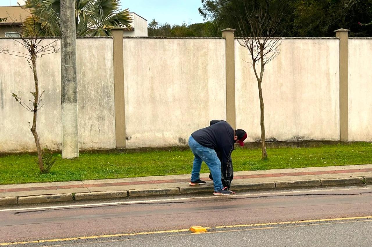 Ação de limpeza reforça alerta sobre descarte irregular de lixo nas ruas de Piên