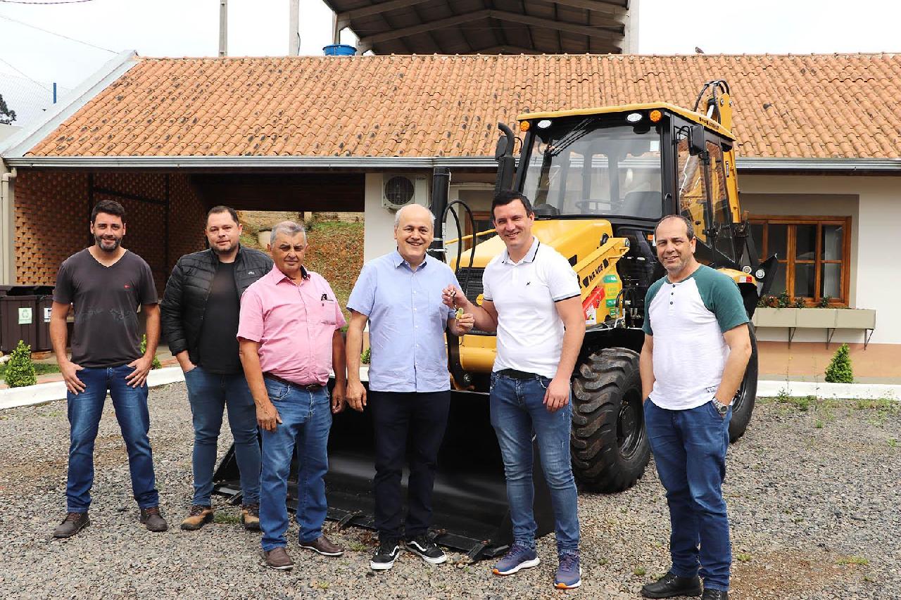 Agricultura recebe nova retroescavadeira 
