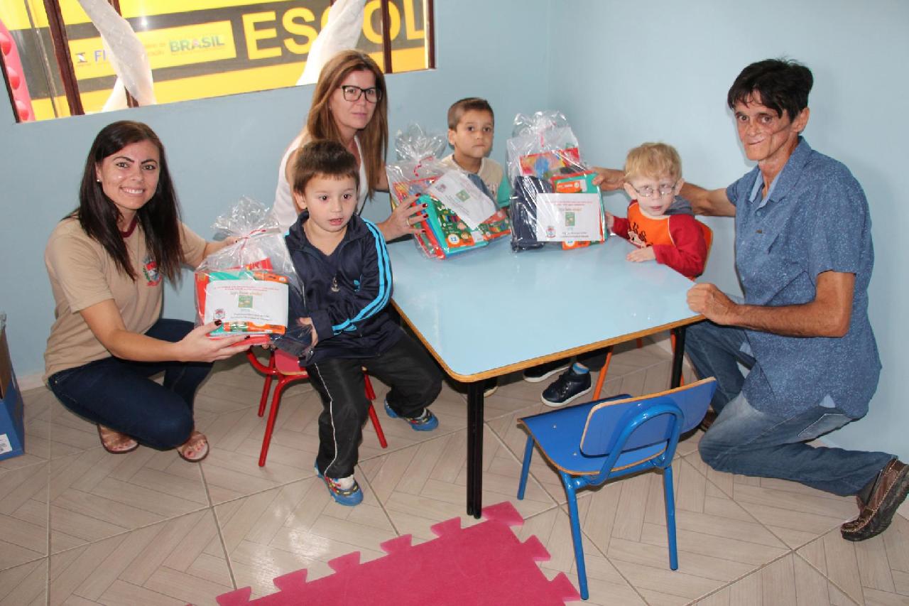 Alunos da APAE de Piên recebem kits escolares da Prefeitura Alunos da APAE de Piên recebem kits escolares da Prefeitura