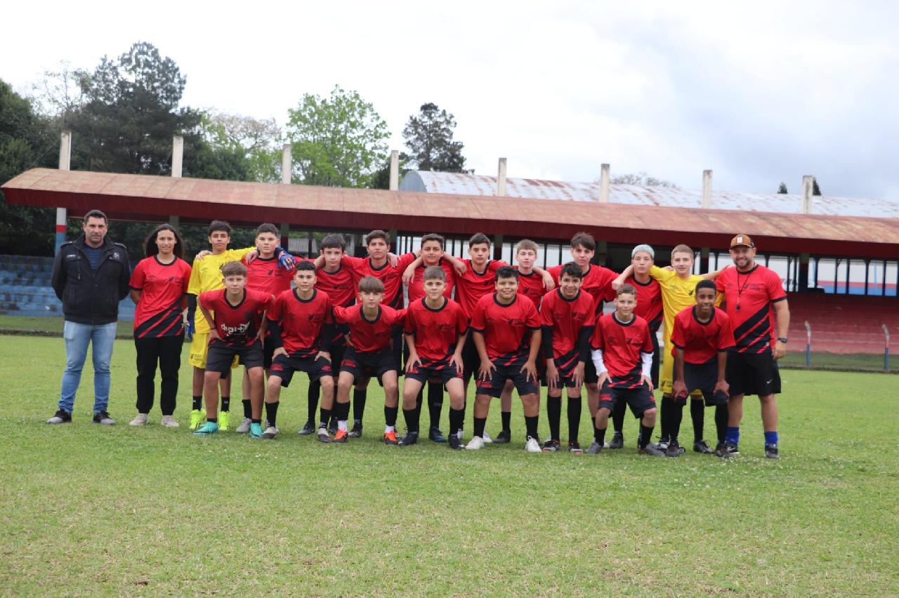 Alunos da escolinha Furacão de Piên recebem Uniformes