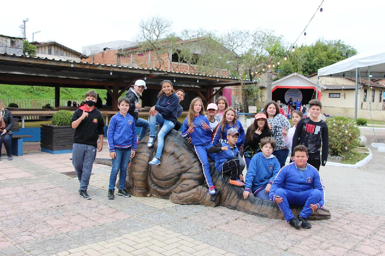 Alunos de toda a região visitam a Exposição de Dinossauros  