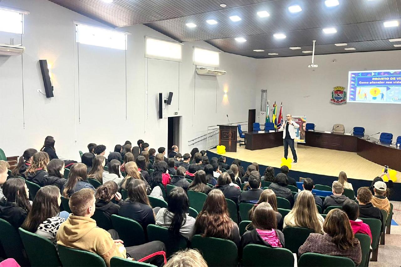 Alunos participam de palestra sobre vida financeira e mercado de trabalho