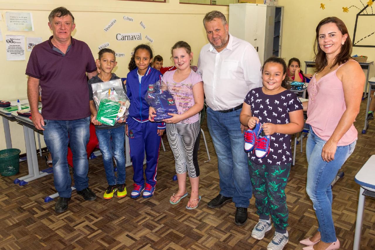 Alunos pienenses recebem uniformes e kits escolares