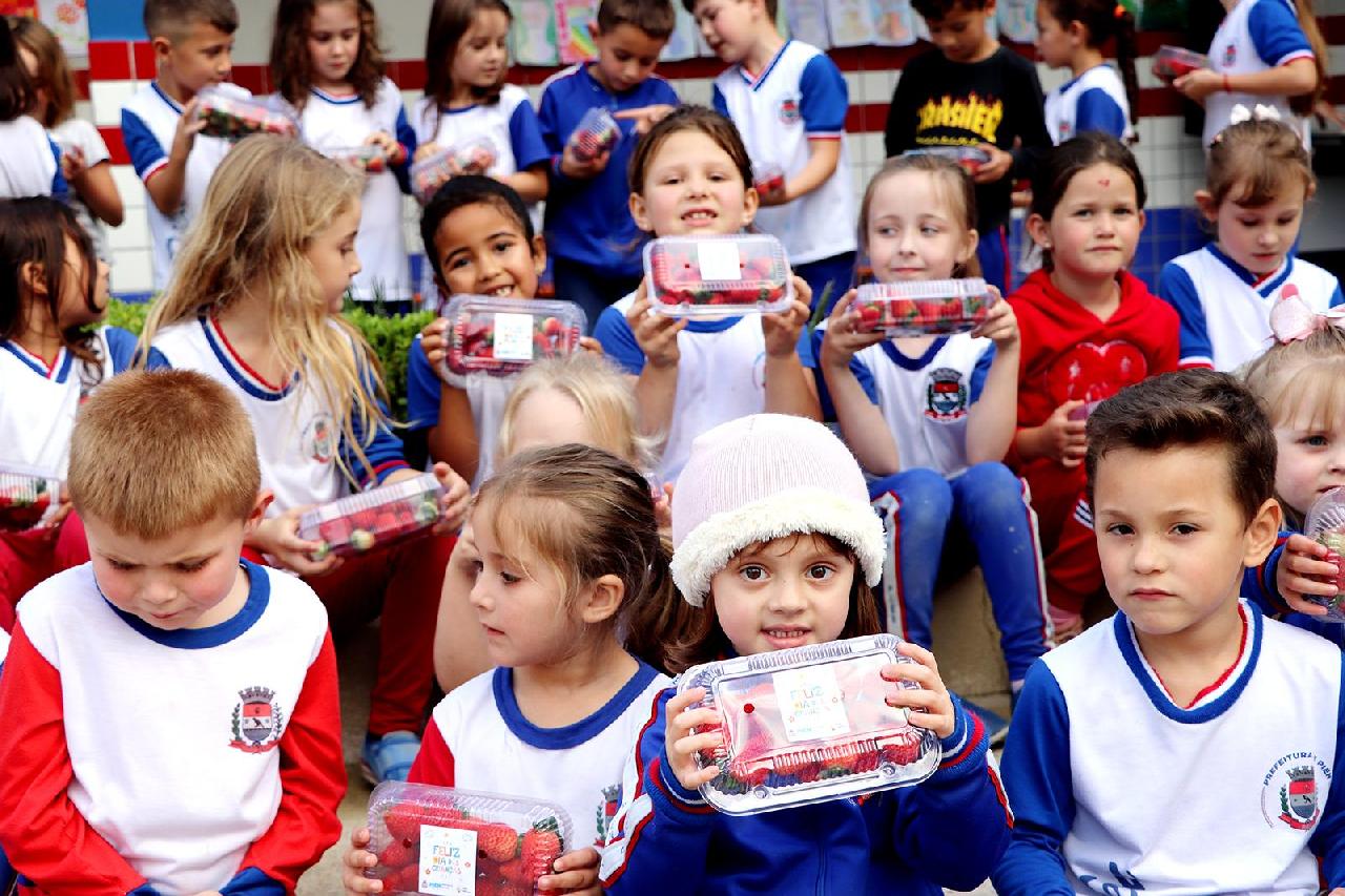 Alunos recebem morangos no mês das crianças