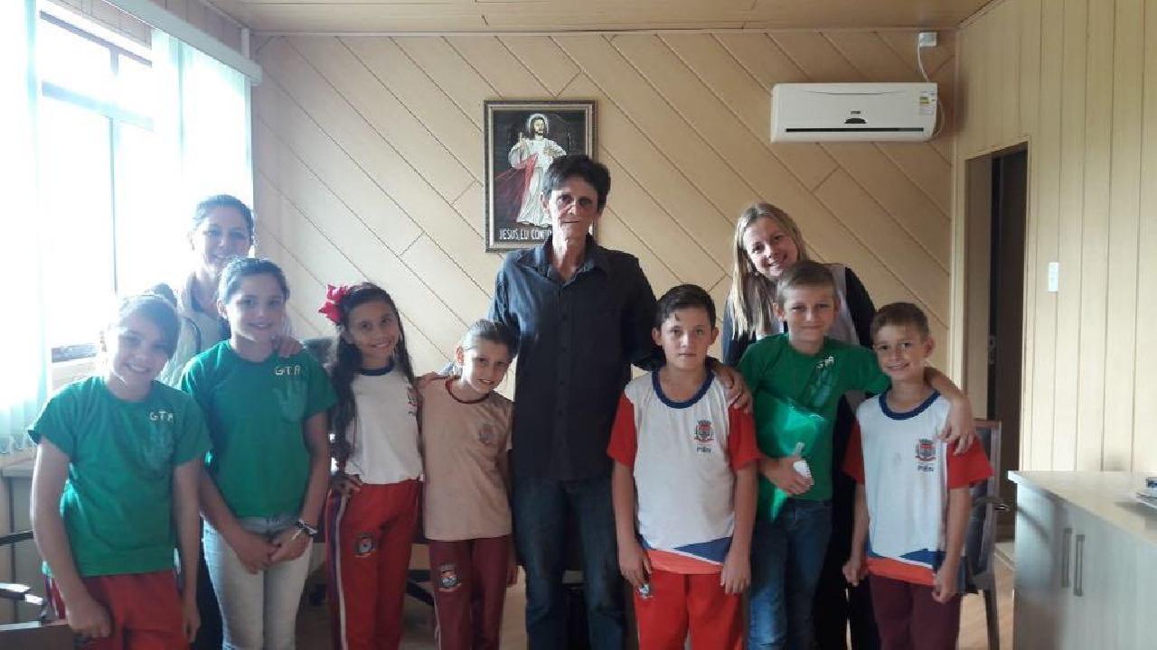 Alunos visitam gabinete e apresentam projeto ao prefeito