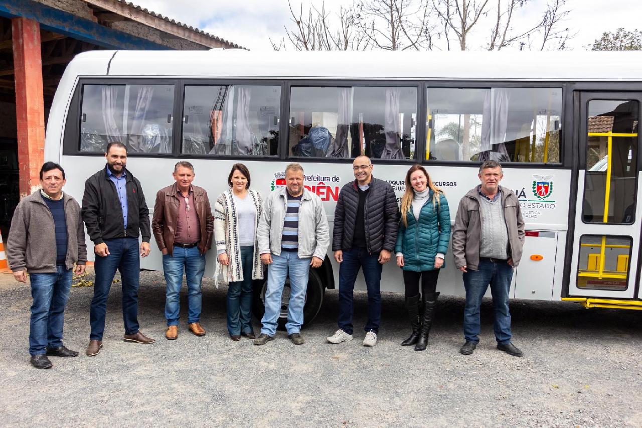APAE de Piên recebe novo ônibus adaptado para pessoas com deficiência