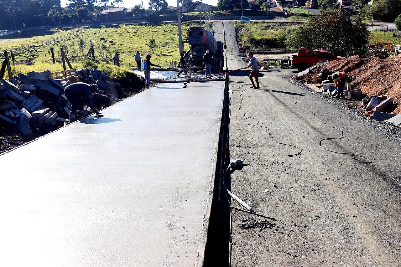 Aplicação de concreto inicia na Rua Rio Preto, no Centro