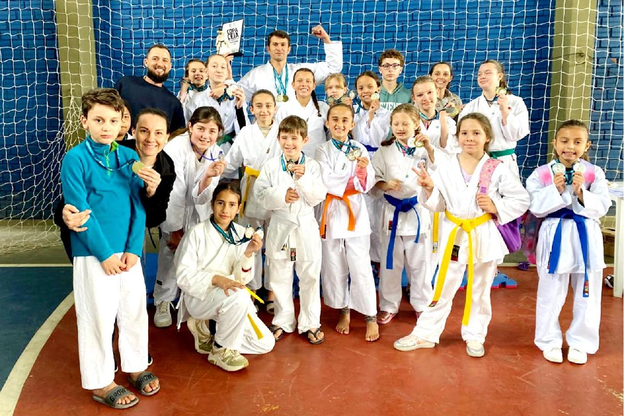 Atletas de Piên conquistam 37 medalhas na Copa Ceia 2025 de Karatê Tradicional em Tijucas do Sul