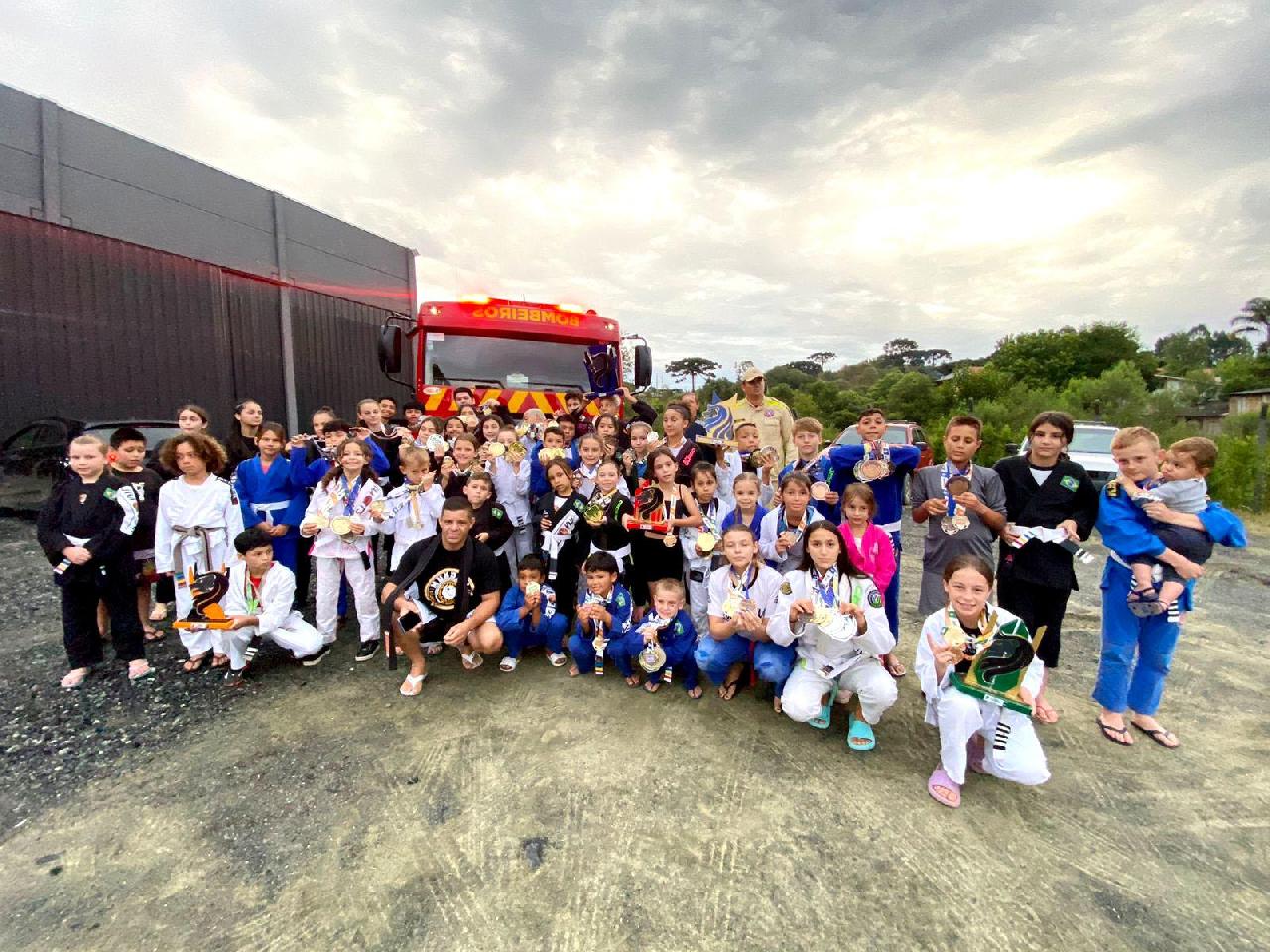 Atletas Kids de Piên brilham no mundial de Jiu-Jitsu em São Paulo