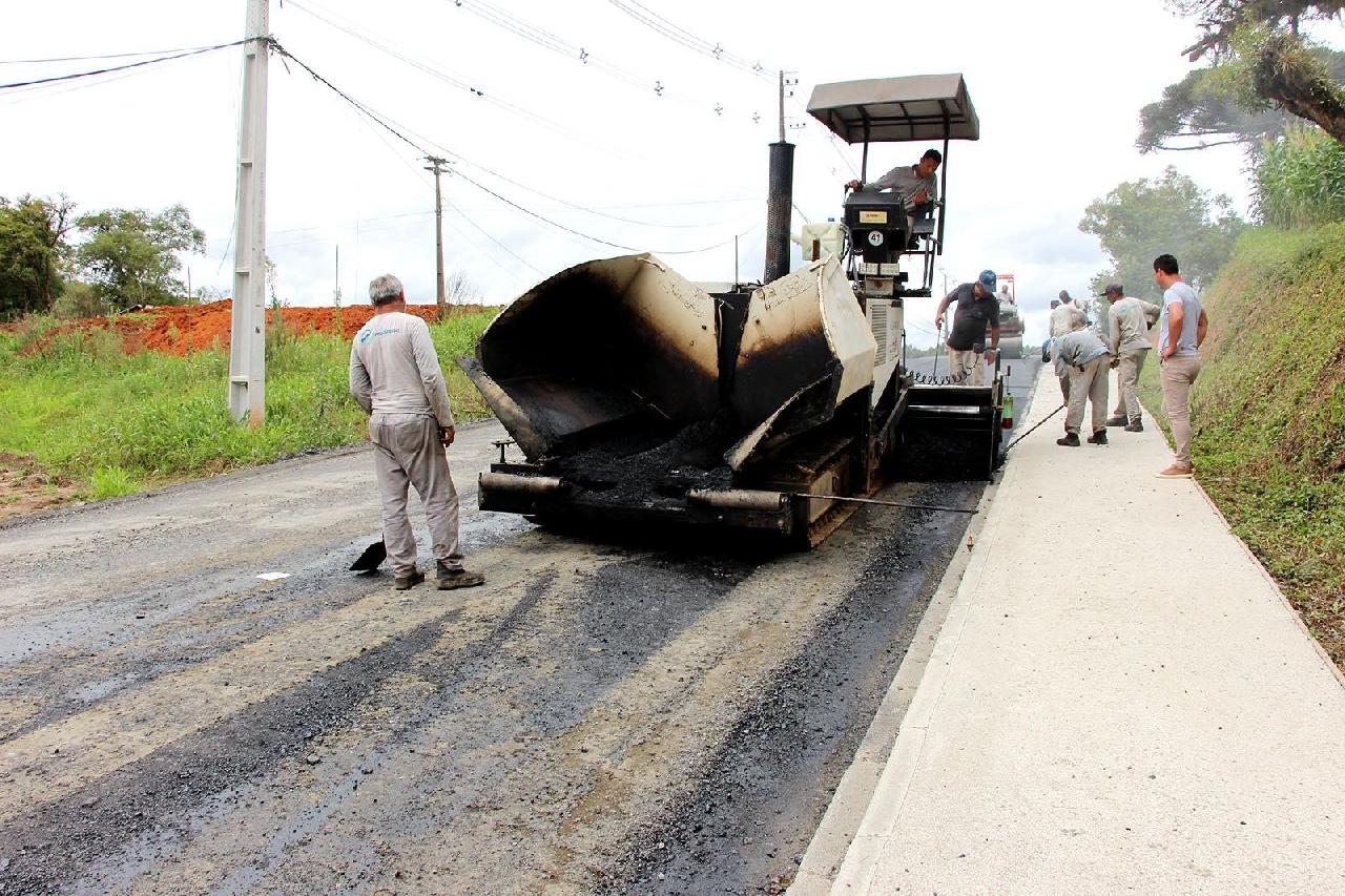Avança a pavimentação no Poço Frio 