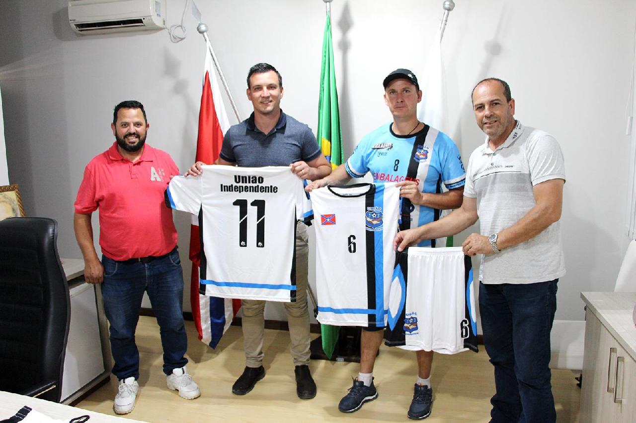 Campeão municipal, União Independente recebe uniforme