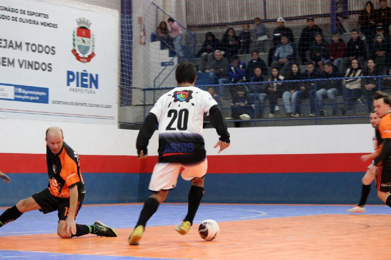 Campeonato Municipal de Futsal começa com casa cheia e três bons jogos em Piên