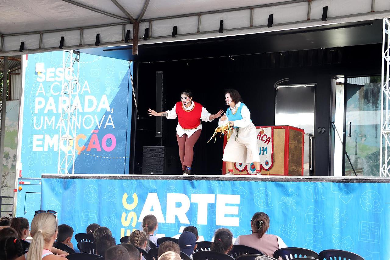 Carreta Palco com programação gratuita para a comunidade