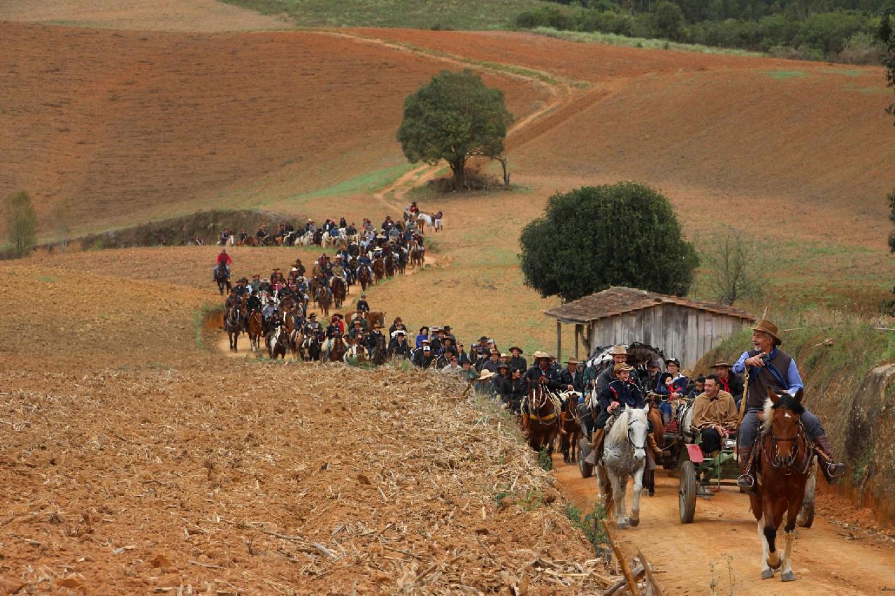 Cavalgada da Festa do Produtor Rural reúne mais de 400 cavaleiros Cavalgada da Festa do Produtor Rural reúne mais de 400 cavaleiros