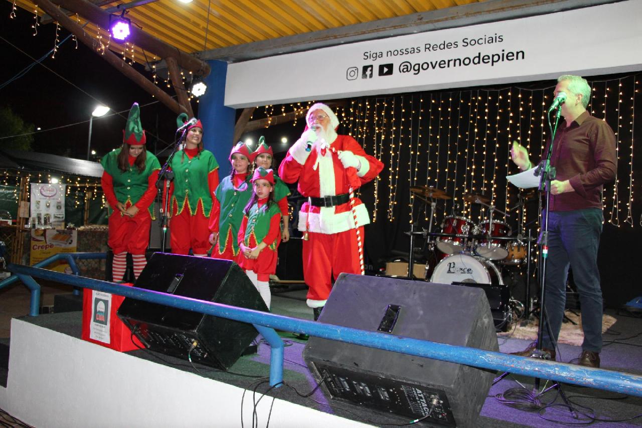 Chegada do Papai Noel e apresentação de crianças e bandas animam a segunda noite do Natal Luz de Piên 