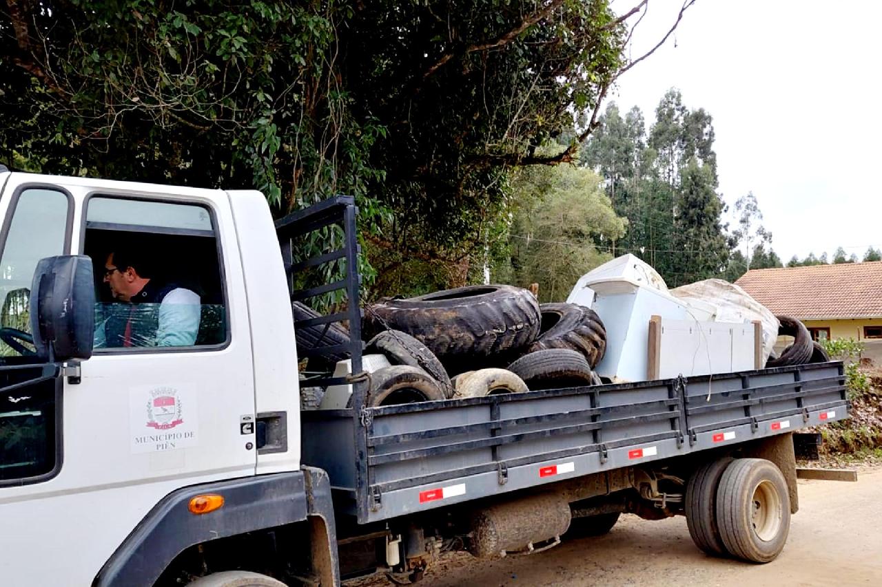 Coleta de volumosos recolhe cerca de 2 toneladas de materiais em Poço Frio e Lageado