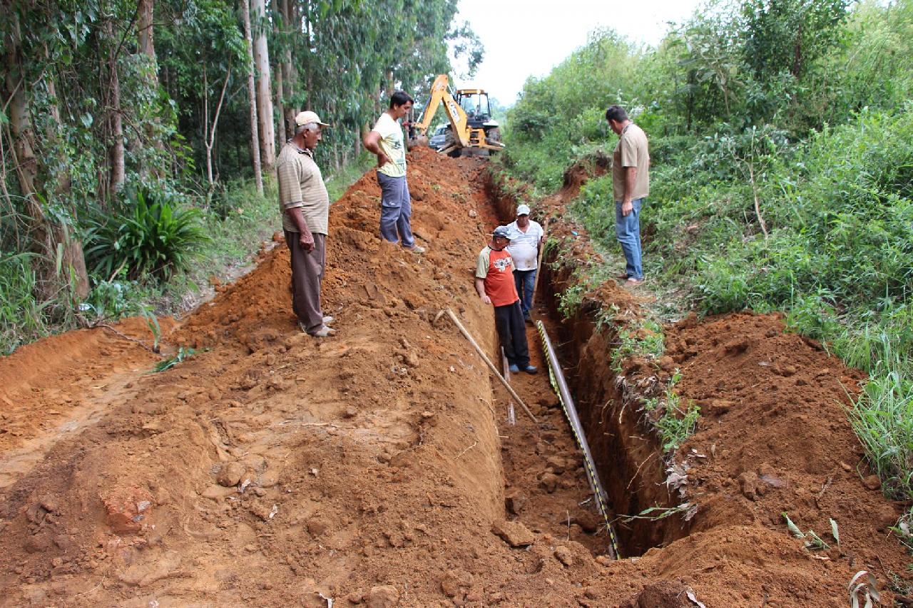 Começam obras na rede de abastecimento de água em Aterrado Alto