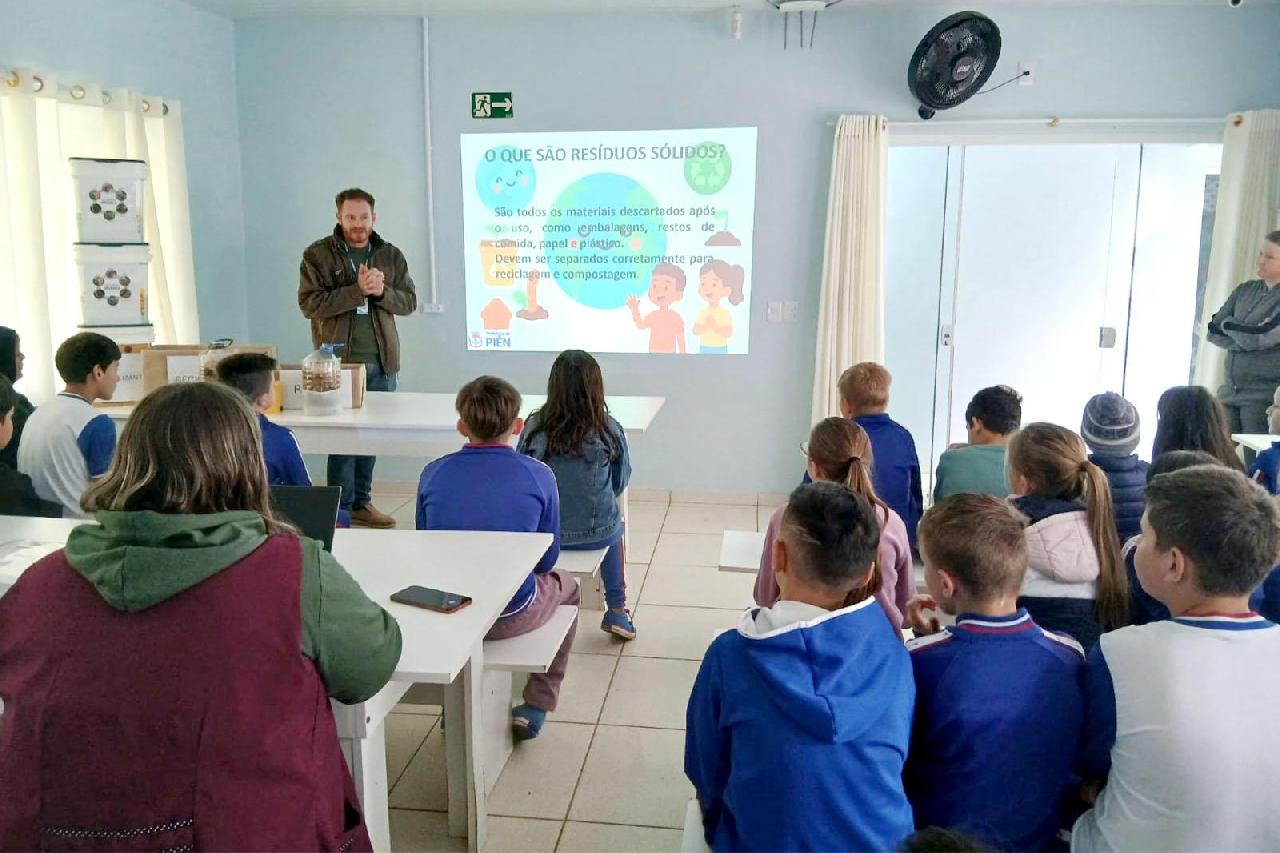 Crianças aprendem sobre compostagem e reciclagem
