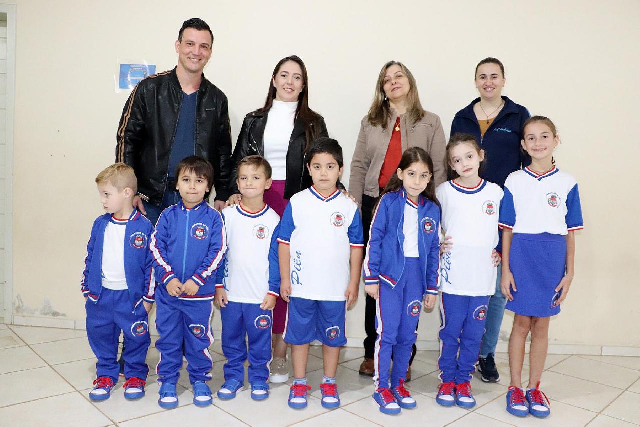 Crianças da rede municipal de ensino recebem uniforme completo