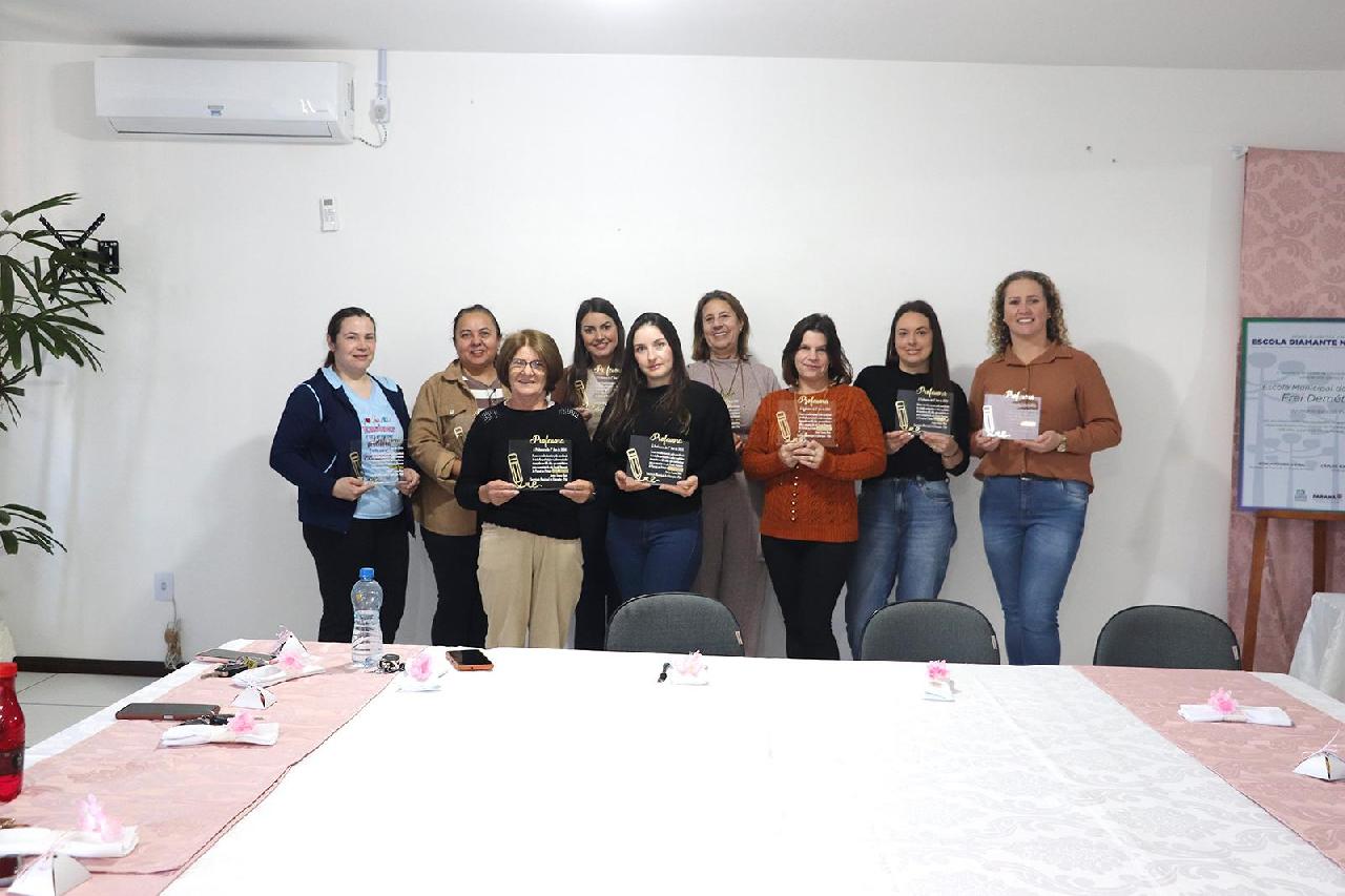 Educação de Piên homenageia servidoras aposentadas e professoras alfabetizadoras