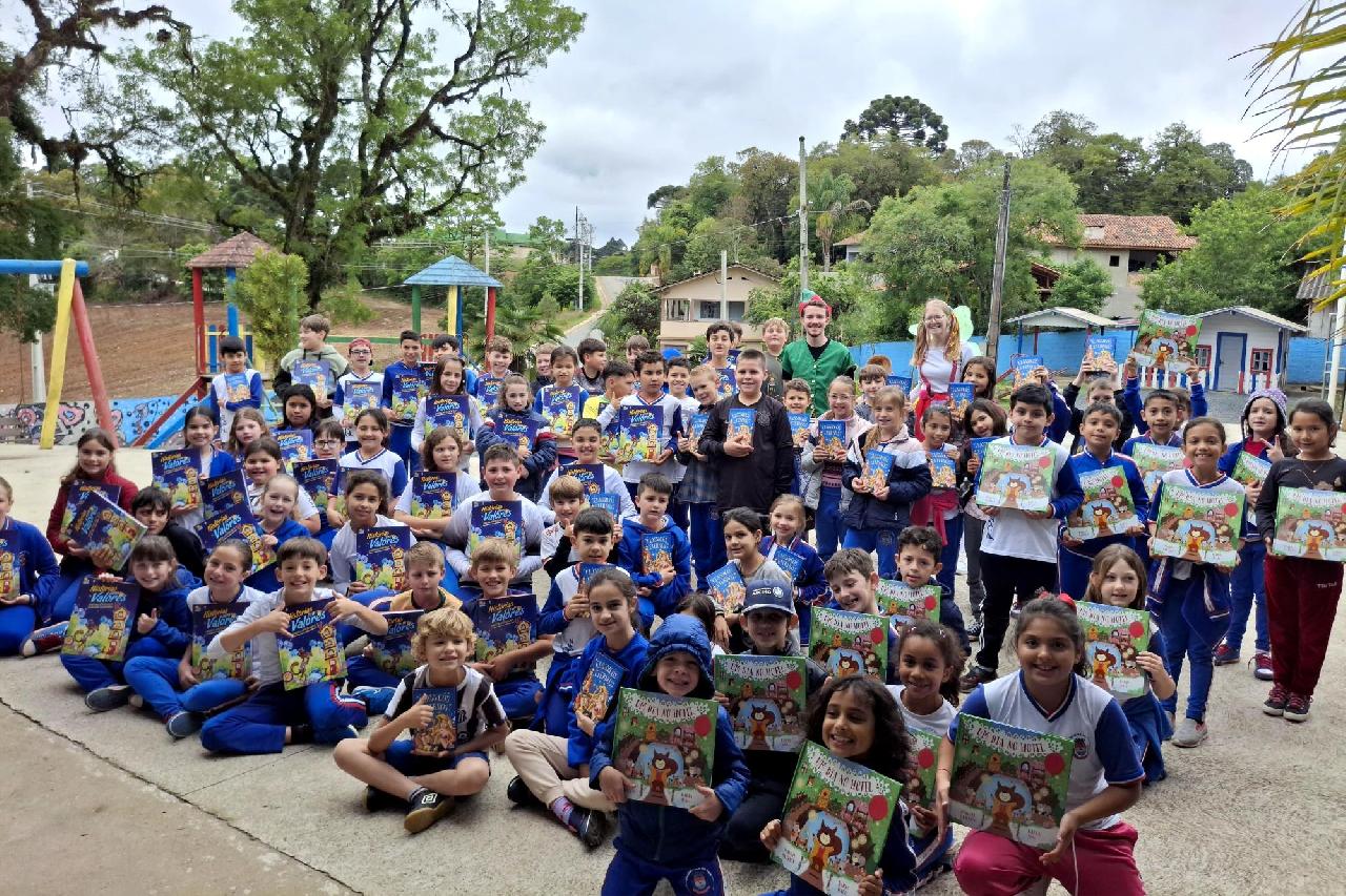 Educação encerra Circuito Cultural com entrega de livros a todos os alunos da rede municipal