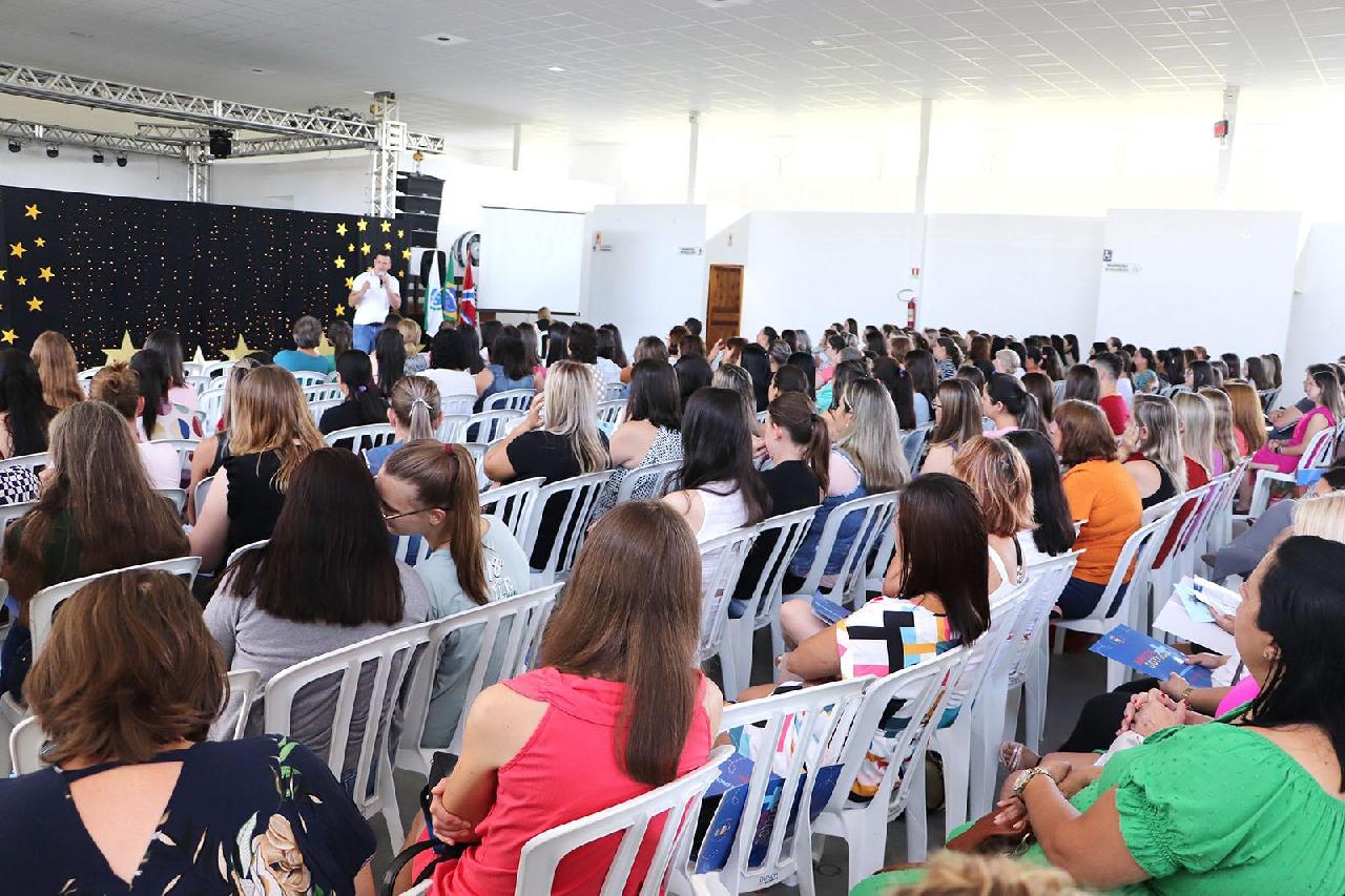 Educação promove formação para mais de 250 profissionais 