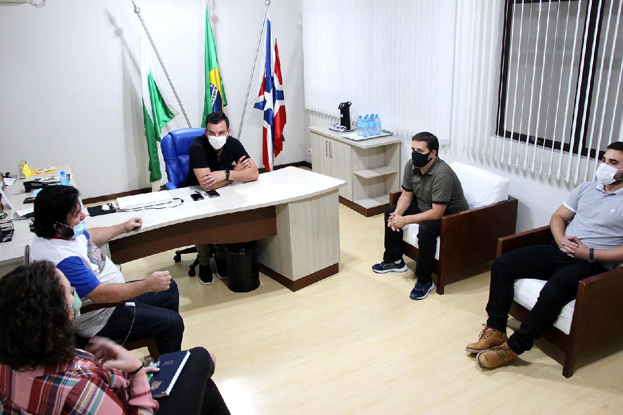 Empresa apresenta projeto para escolinha de futebol