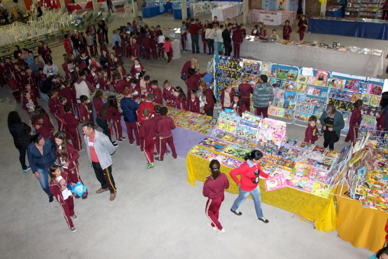 Feira do Livro reúne alunos, pais e comunidade pienense