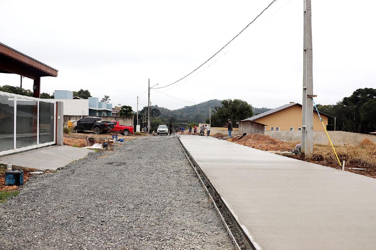 Inicia a concretagem da rua Florianópolis, no bairro Avencal