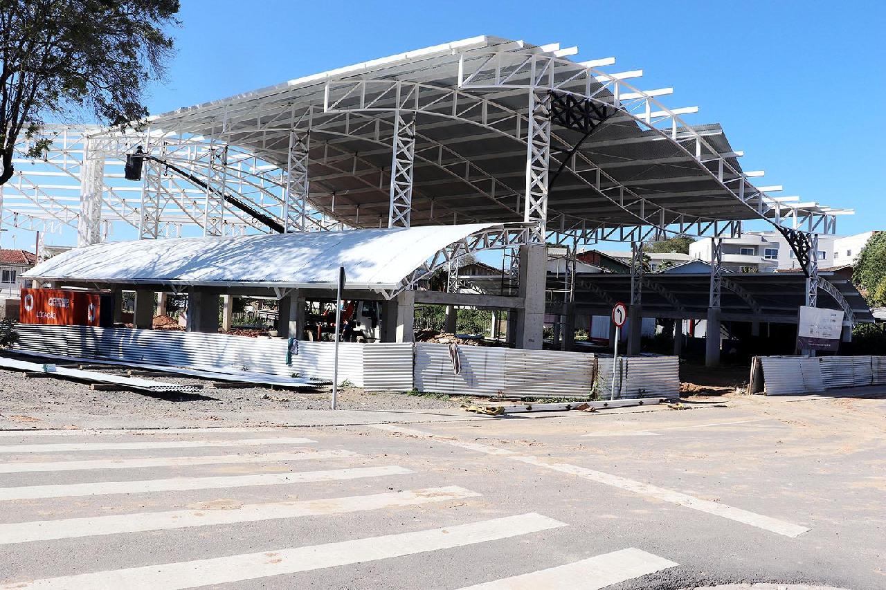 Instalação da cobertura marca novo avanço nas obras da Praça da Paz
