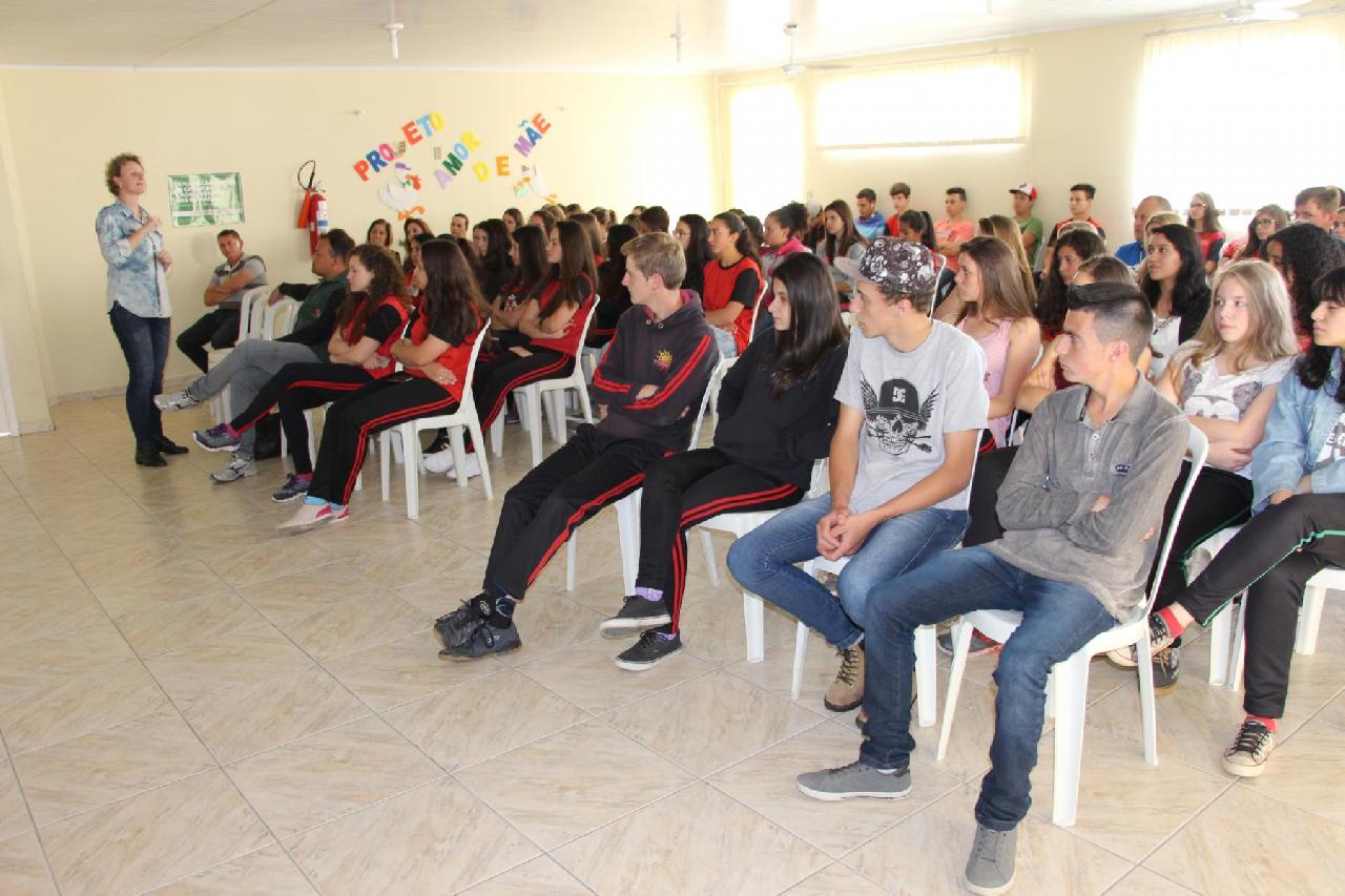 Jovens participam de palestra de prevenção ao suicídio