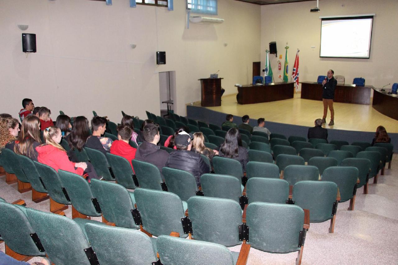 Jovens recebem orientações sobre empregabilidade