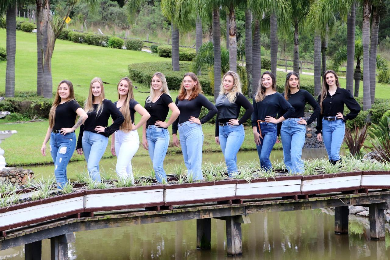 Nove garotas concorrem ao título de rainha do município