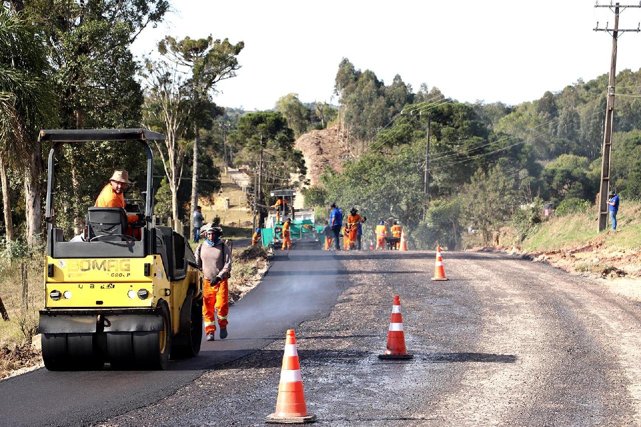 Obra de pavimentação avança na estrada da Campina dos Crespins 