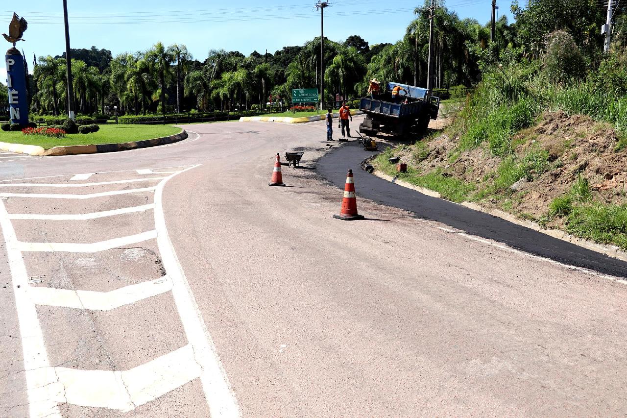 Parceria entre Prefeitura de Piên e DER melhora acesso ao trevo da Pedreira