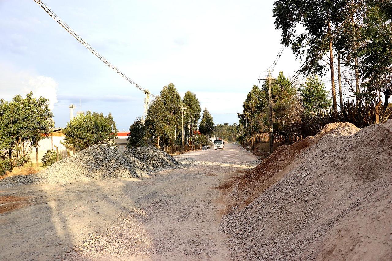 Pavimentação da Rua Americana avança no Distrito Industrial de Piên