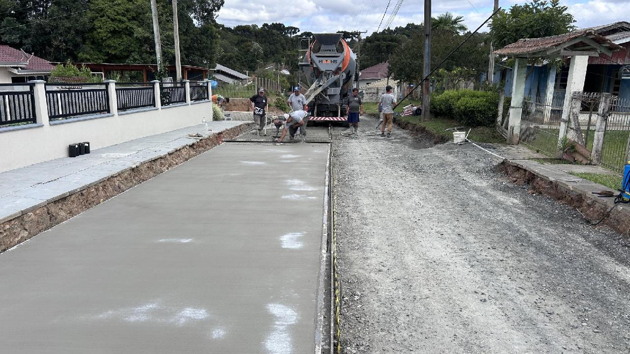 Pavimentação da Rua José da Rosa avança e entra na fase de concretagem 