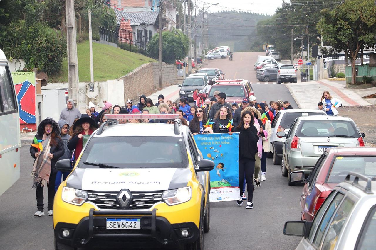 Piên realiza caminhada com apitaço em alusão ao Dia Mundial de Combate ao Trabalho Infantil