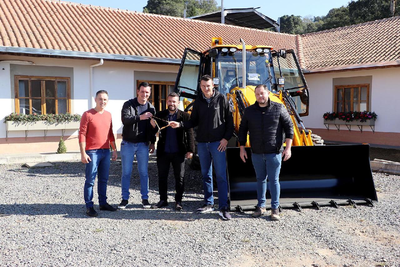 Piên recebe nova retroescavadeira para a Agricultura 