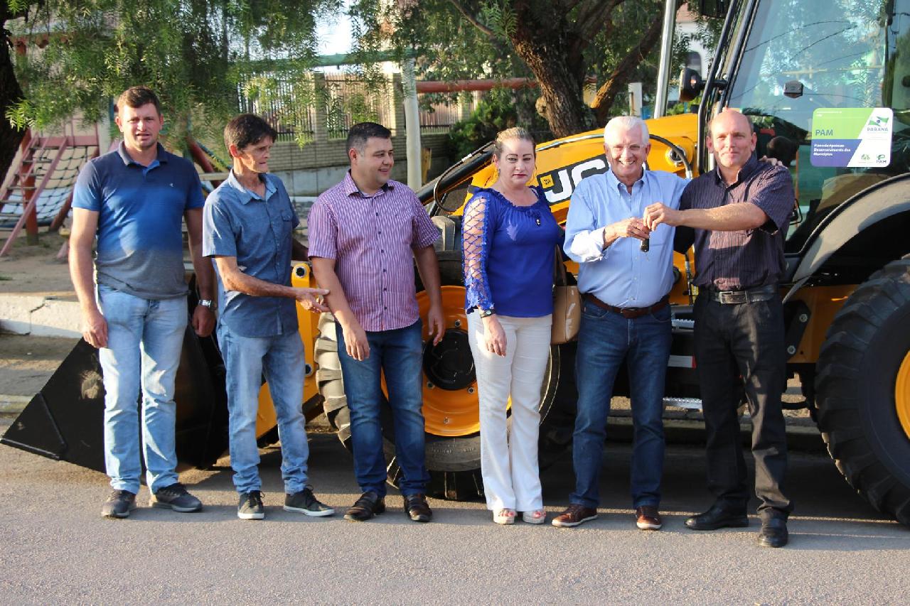 Piên recebe nova retroescavadeira para auxiliar nos serviços do Rodoviário