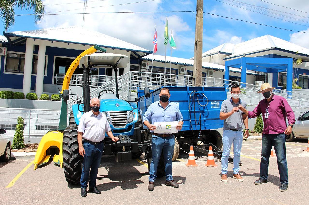 Piên recebe novo equipamento agrícola 
