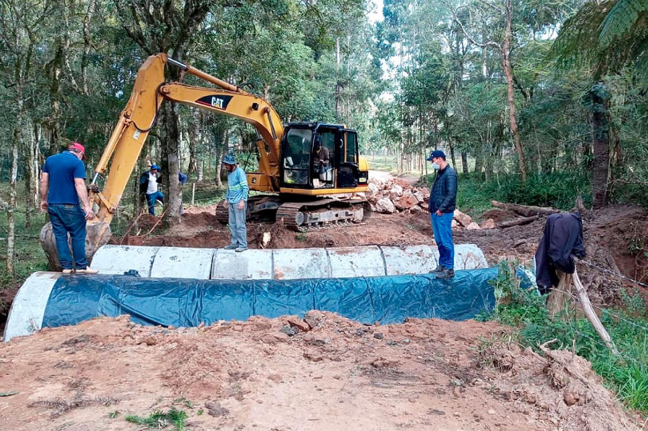 Ponte é substituída por tubulação no Poço Frio dos Moreiras