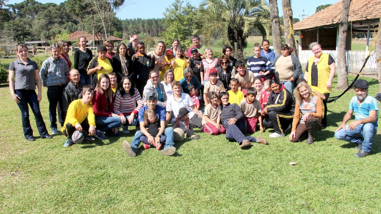 Prefeito acompanha visita da Apae à Chácara Bom Sucesso