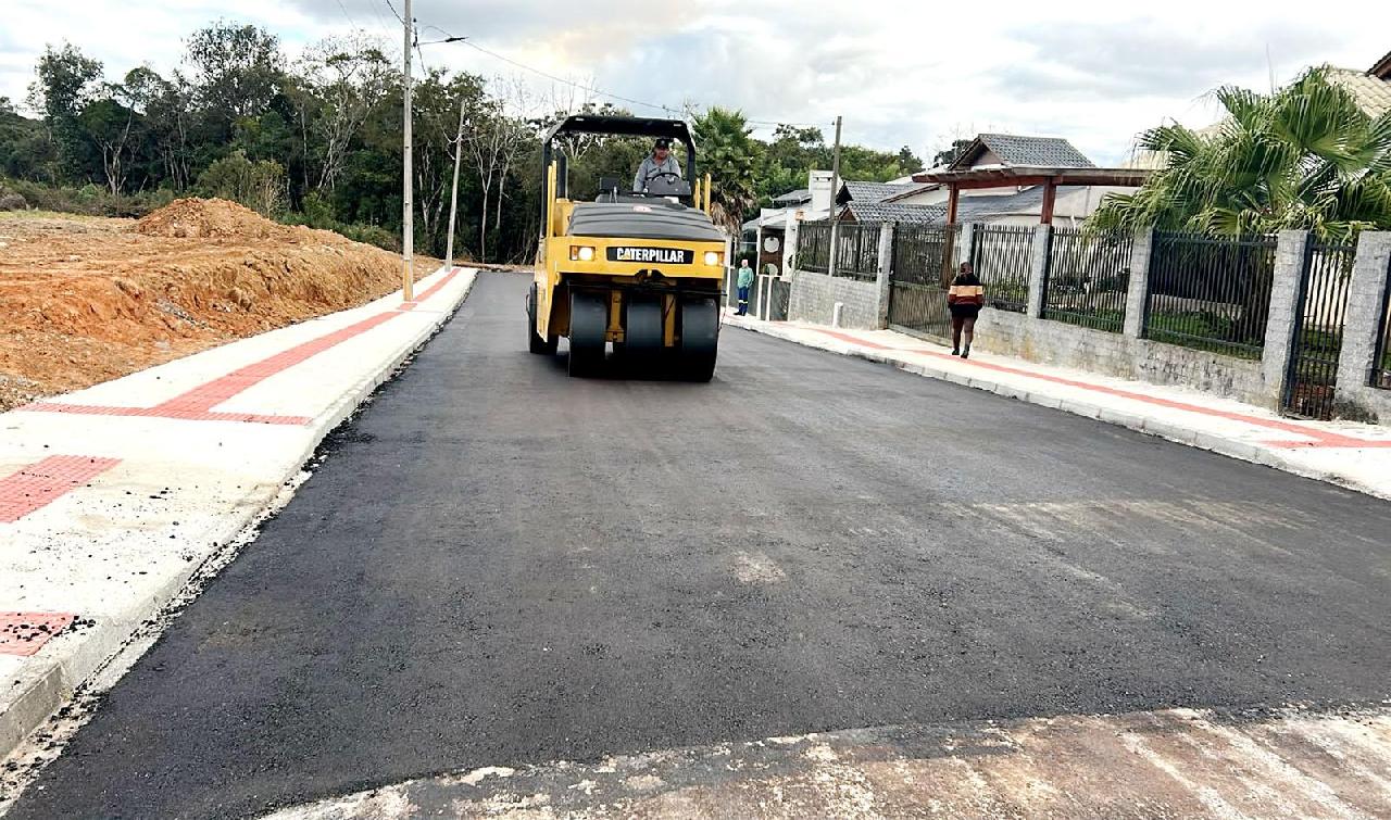 Prefeitura avança com obras de pavimentação em mais três ruas