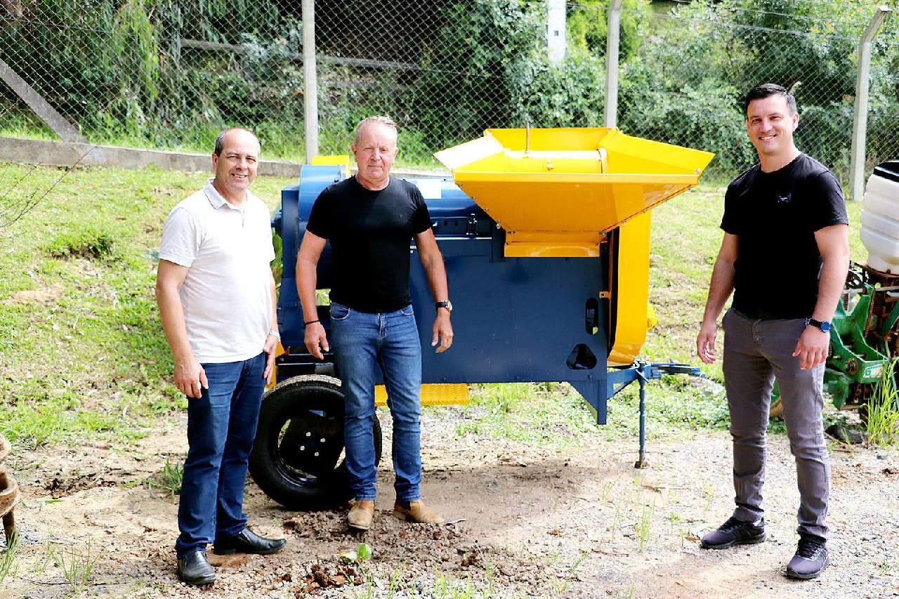 Prefeitura de Piên adquire debulhador de cereais para fortalecer a produção agrícola